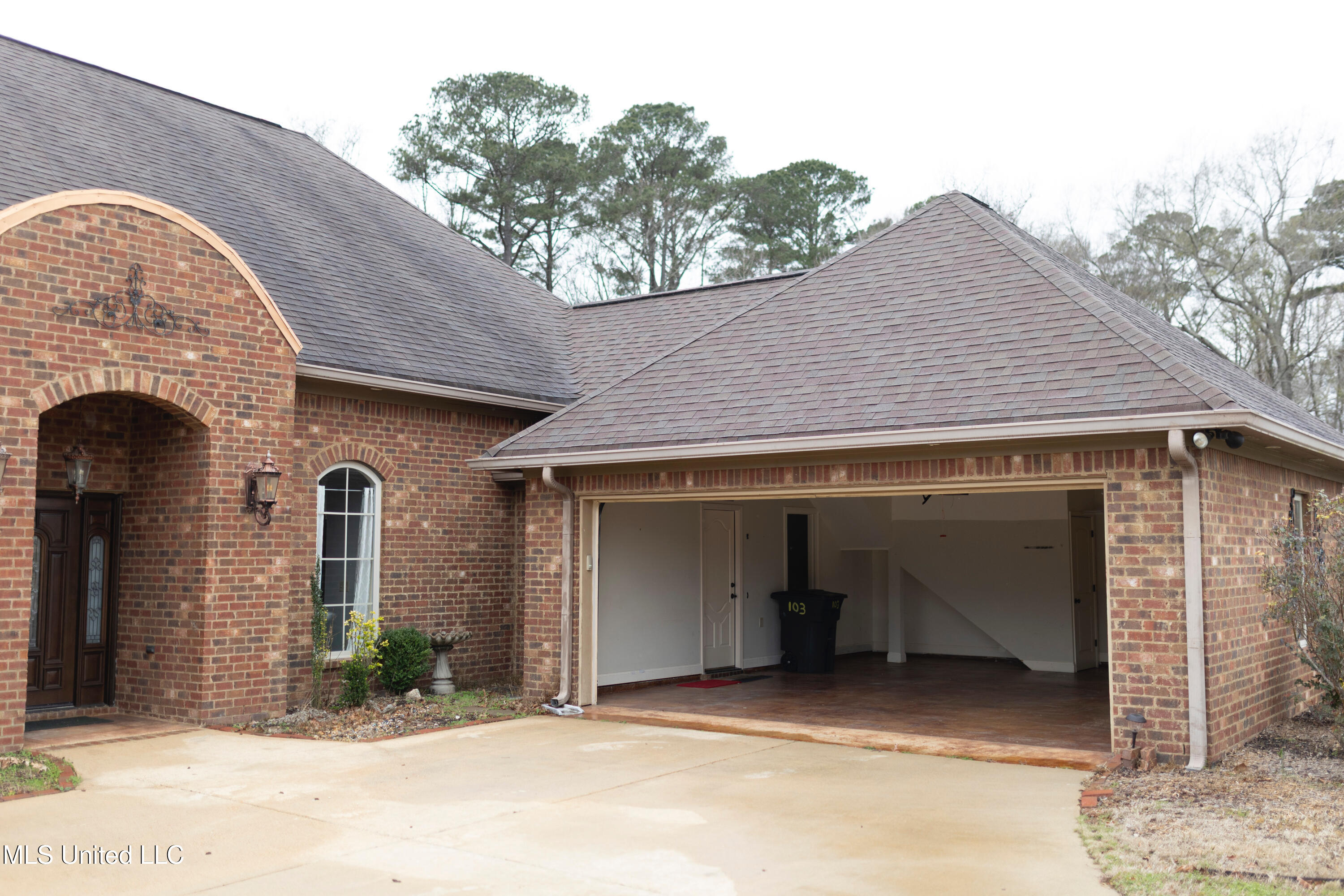 103 Bainbridge Bend Canton, MS 39046 - Photo 2 of 41 HV8A0652