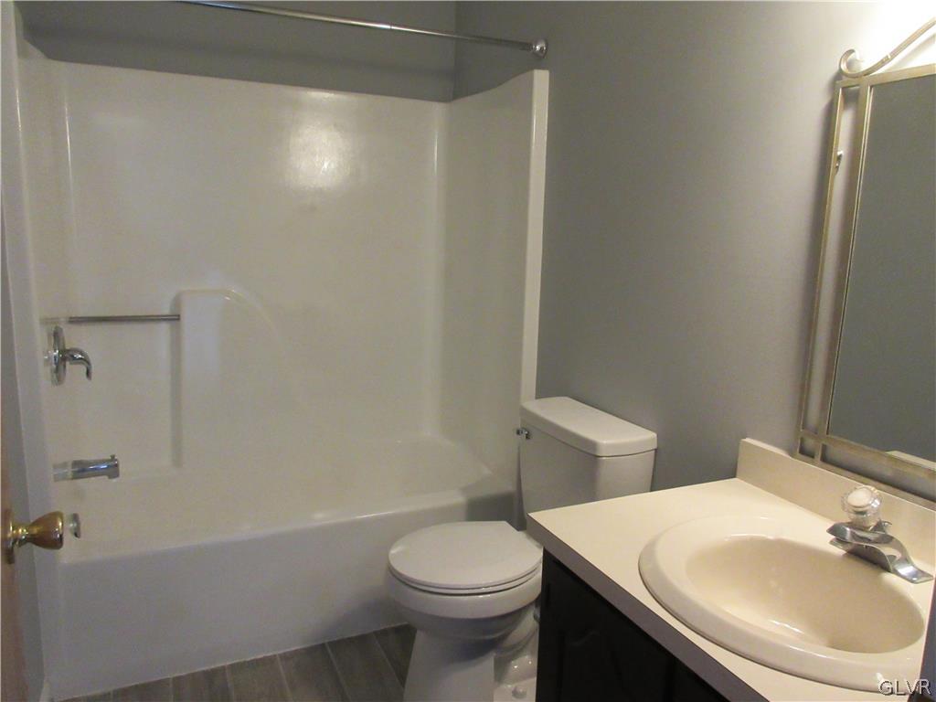 1242 Stanford Road Bethlehem, PA 18018 - Photo 18 of 22 Full bath
