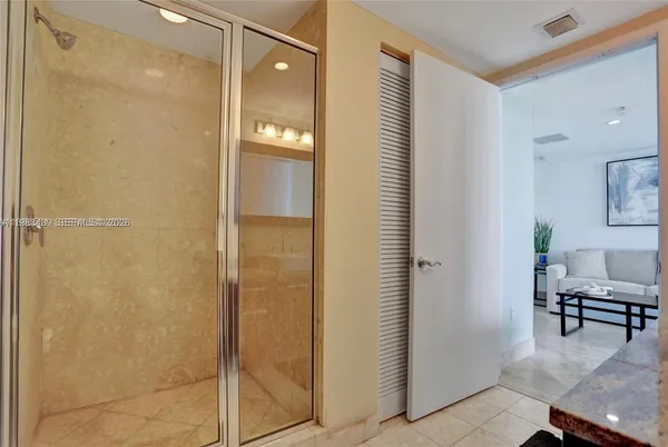 $2,550 | 185 Southwest 7th Street, Unit 1600, Miami, FL 33130