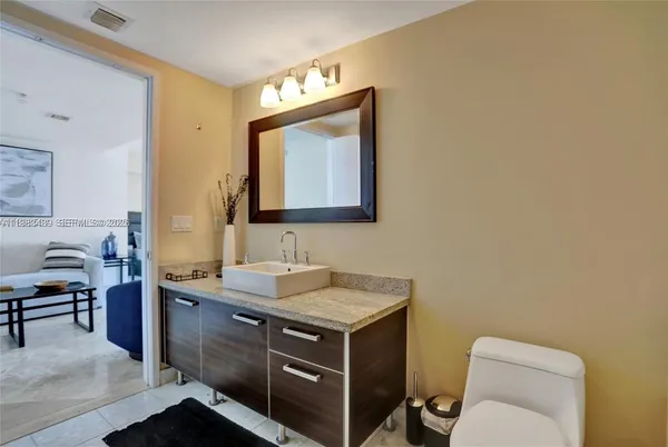 $2,550 | 185 Southwest 7th Street, Unit 1600, Miami, FL 33130