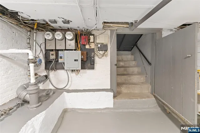 a view of entryway and stairs