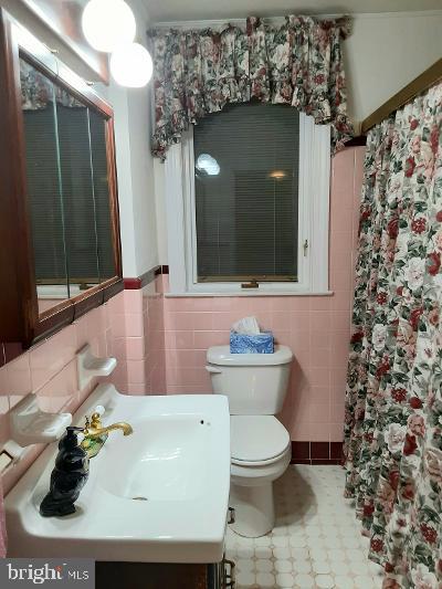 804 Ripley Street Philadelphia, PA 19111 - Photo 7 of 23 Hall Bathroom