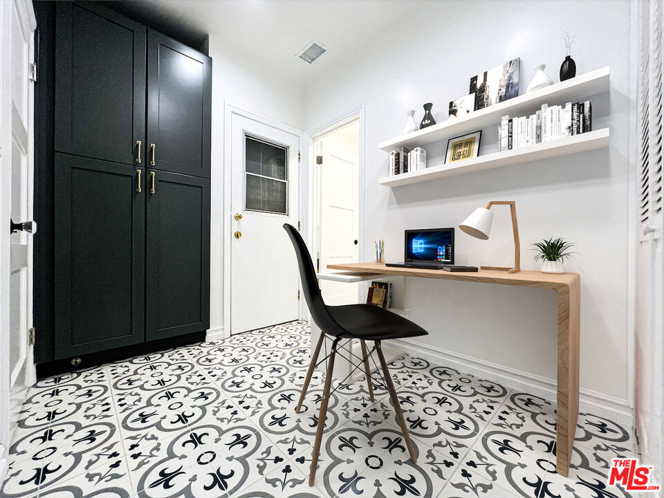 6187 Barrows Drive Los Angeles, CA 90048 - Photo 14 of 35 a living room with furniture