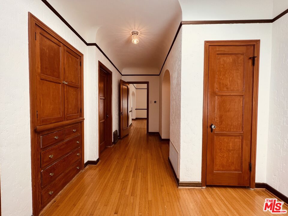6187 Barrows Drive Los Angeles, CA 90048 - Photo 22 of 35 wooden floor in an empty room