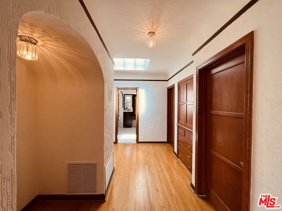 6187 Barrows Drive Los Angeles, CA 90048 - Photo 23 of 35 a view of entryway with wooden floor
