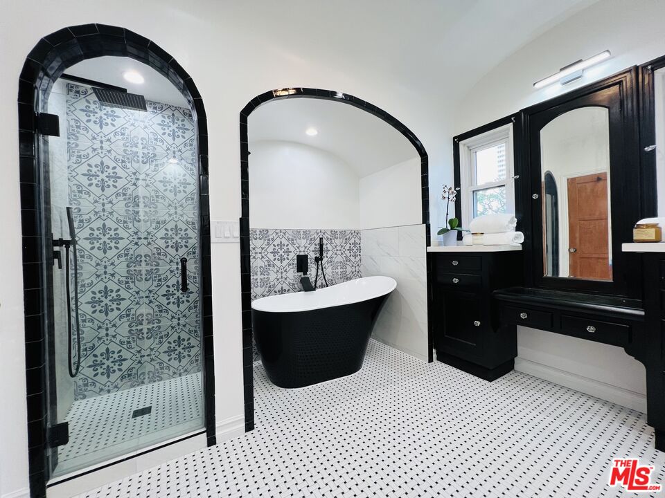 6187 Barrows Drive Los Angeles, CA 90048 - Photo 24 of 35 a bathroom with a sink and a mirror