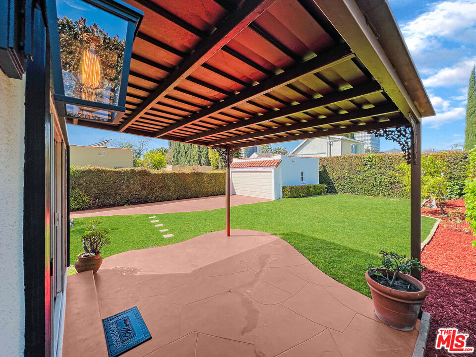 6187 Barrows Drive Los Angeles, CA 90048 - Photo 32 of 35 a green room with lots of green space