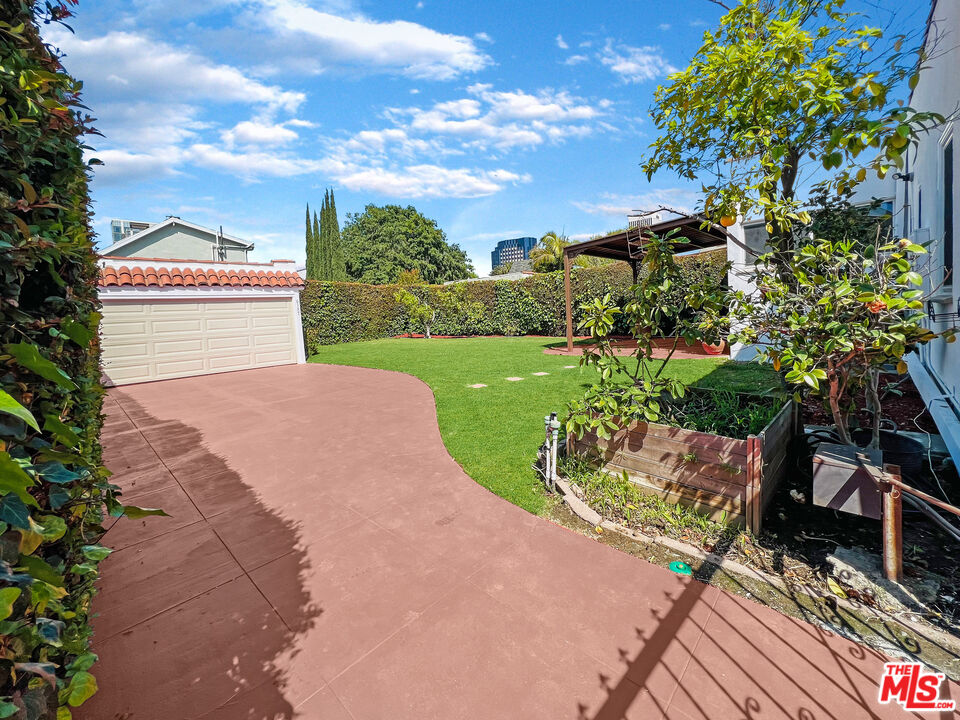 6187 Barrows Drive Los Angeles, CA 90048 - Photo 33 of 35 a view of a street with a flower garden