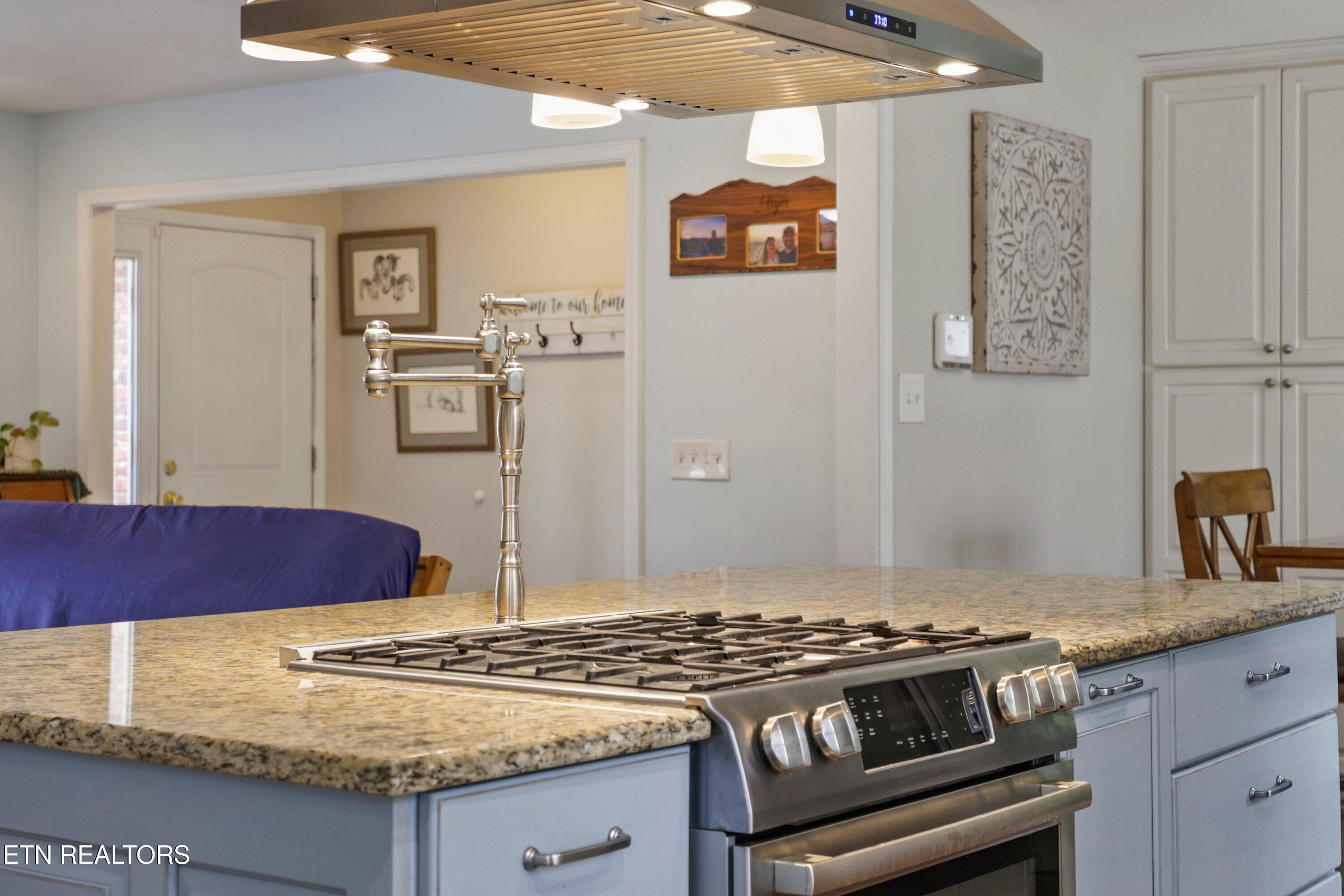 100 Moss Road Oak Ridge, TN 37830 - Photo 13 of 42 Gas range