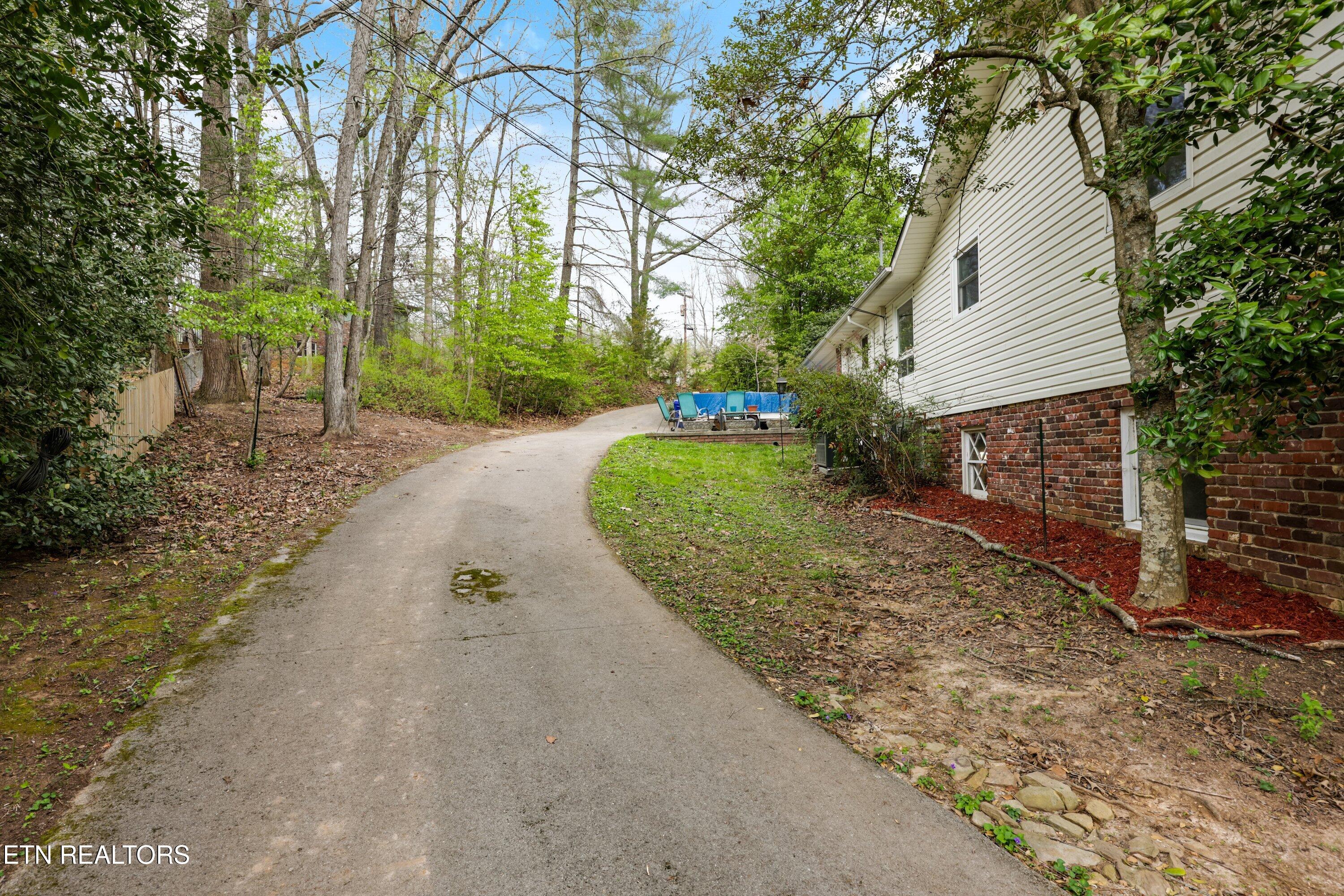 100 Moss Road Oak Ridge, TN 37830 - Photo 33 of 42 Circle driveway