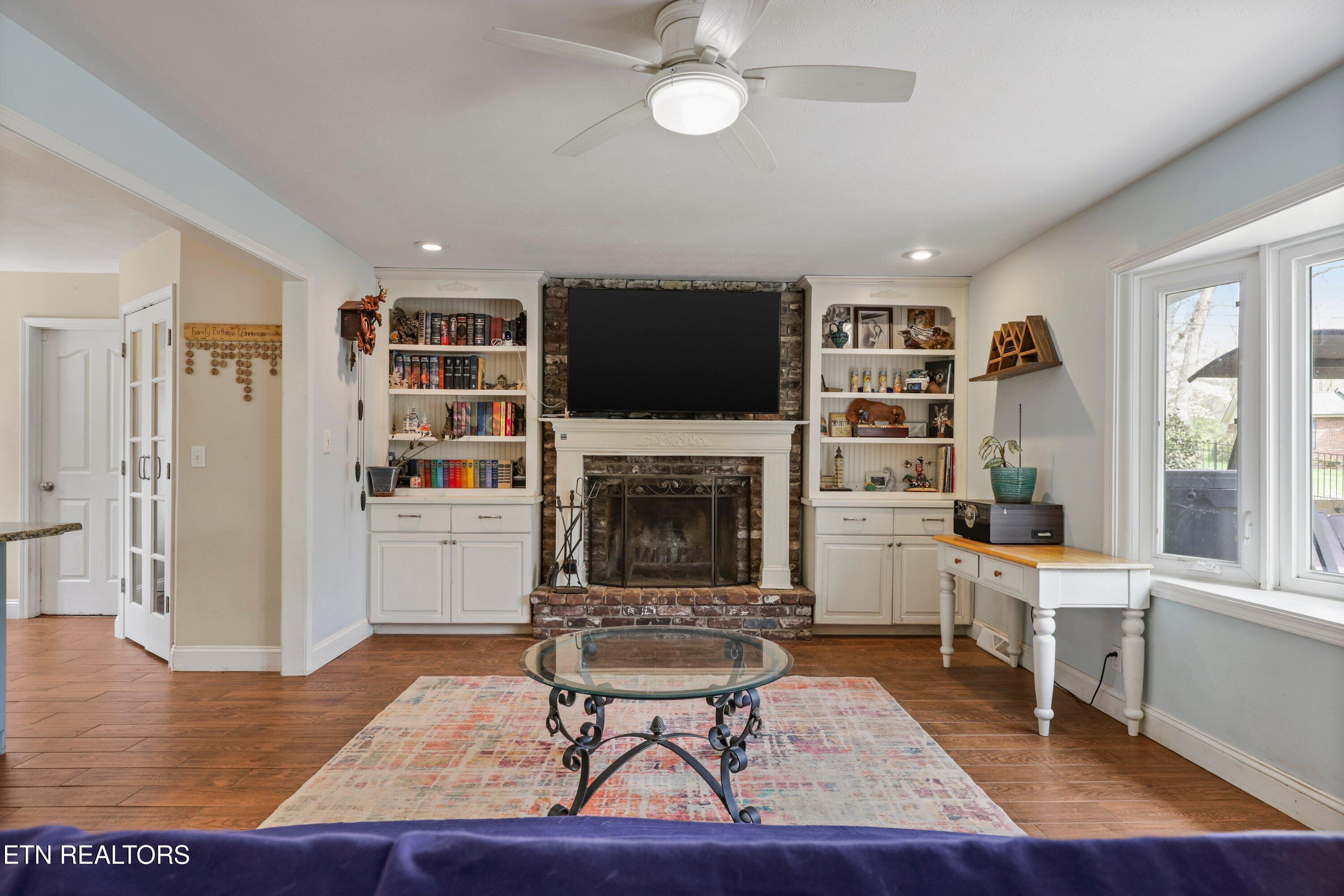 100 Moss Road Oak Ridge, TN 37830 - Photo 5 of 42 Living Room w/built-ins