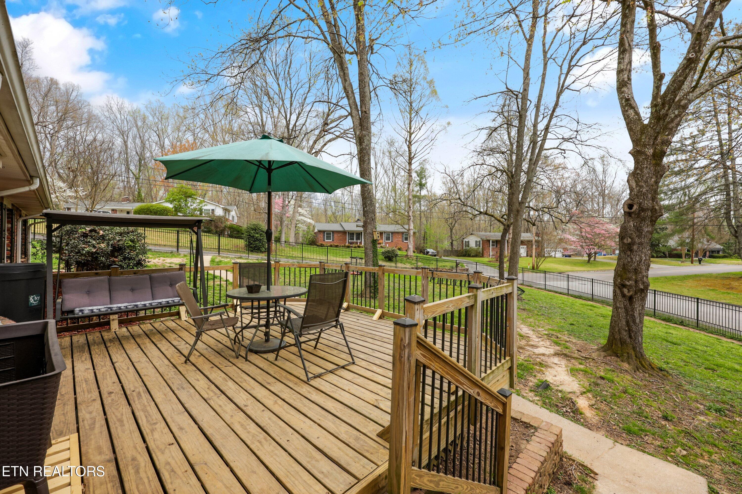 100 Moss Road Oak Ridge, TN 37830 - Photo 9 of 42 Front deck