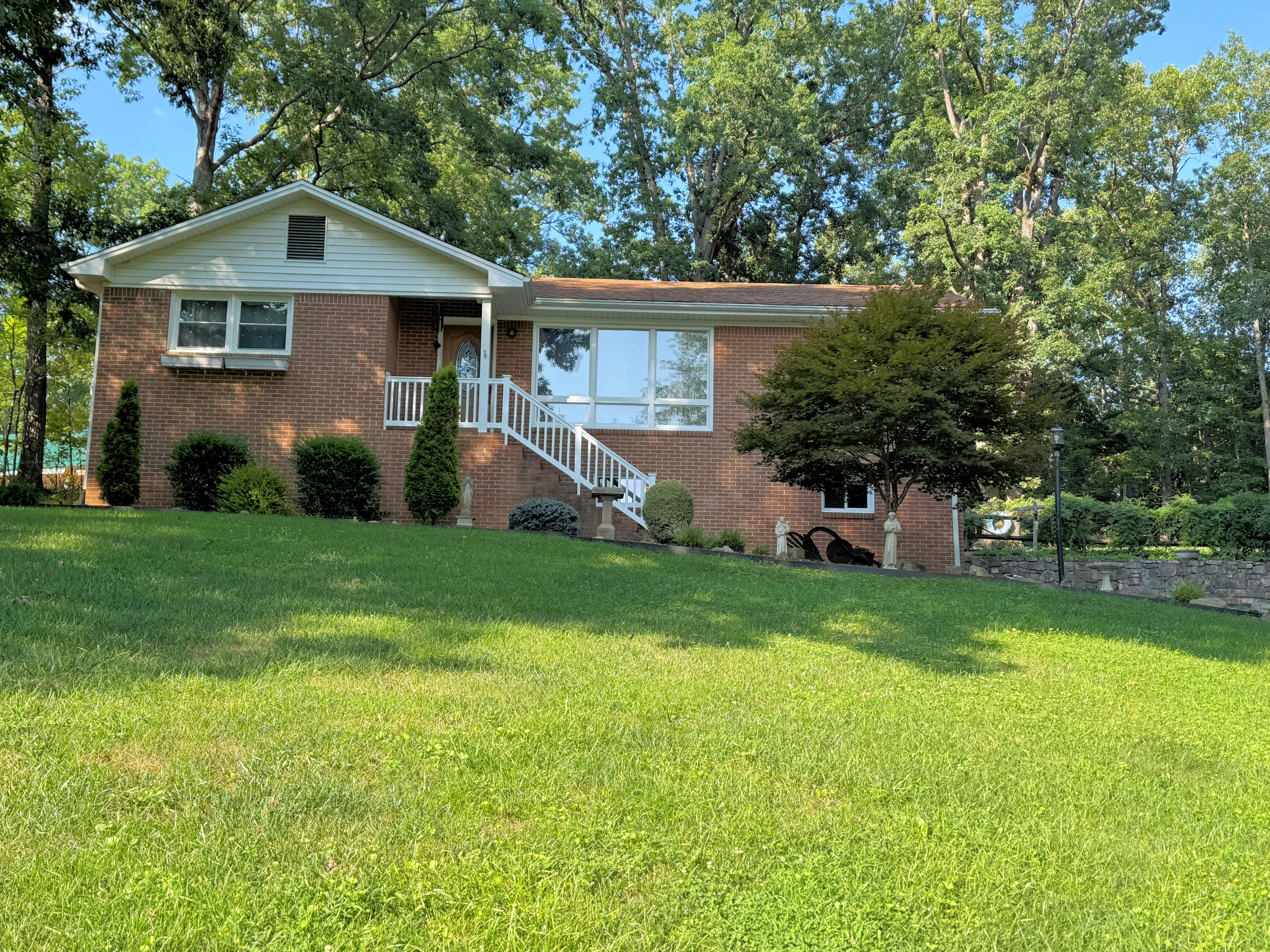 136 Sherwood Drive Blue Ridge, VA 24064 - Photo 4 of 20 Front