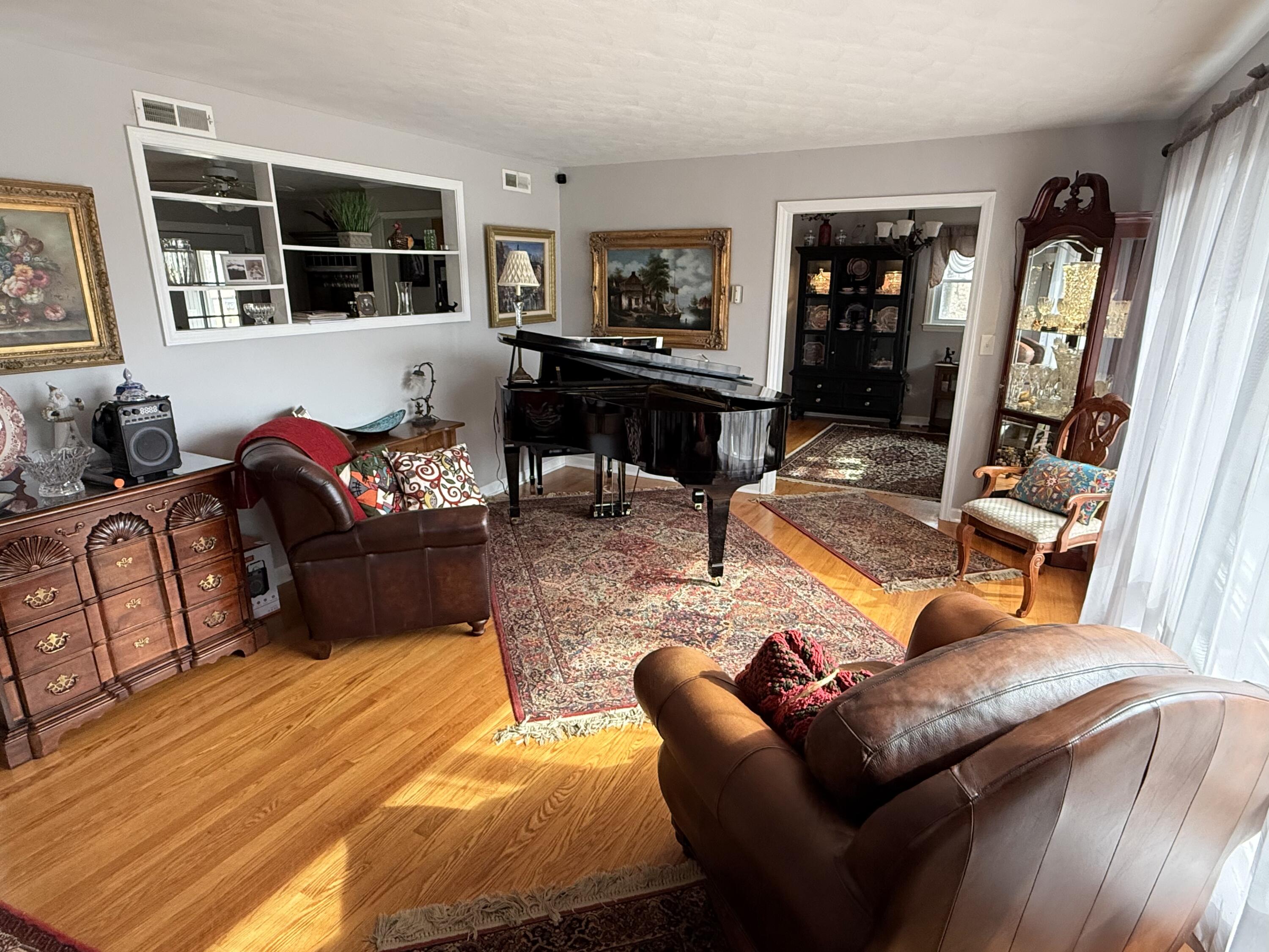 136 Sherwood Drive Blue Ridge, VA 24064 - Photo 5 of 20 Light & Bright Living Room