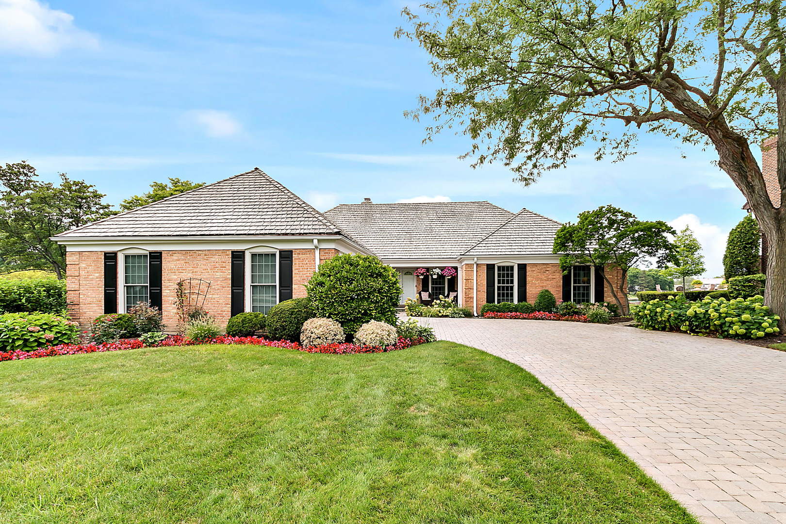 2552 Indian Ridge Court Glenview, IL 60026 - Photo 2 of 45 a front view of a house with garden