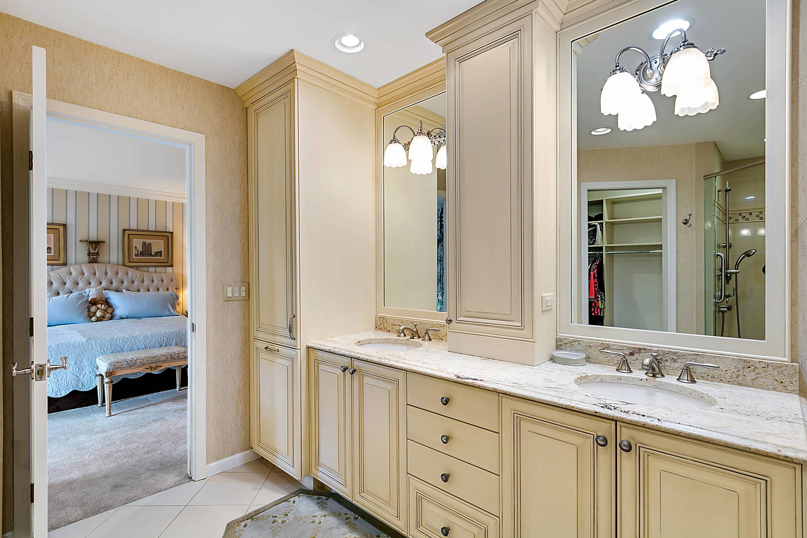 2552 Indian Ridge Court Glenview, IL 60026 - Photo 27 of 45 a en suite bathroom with a double vanity sink and a mirror