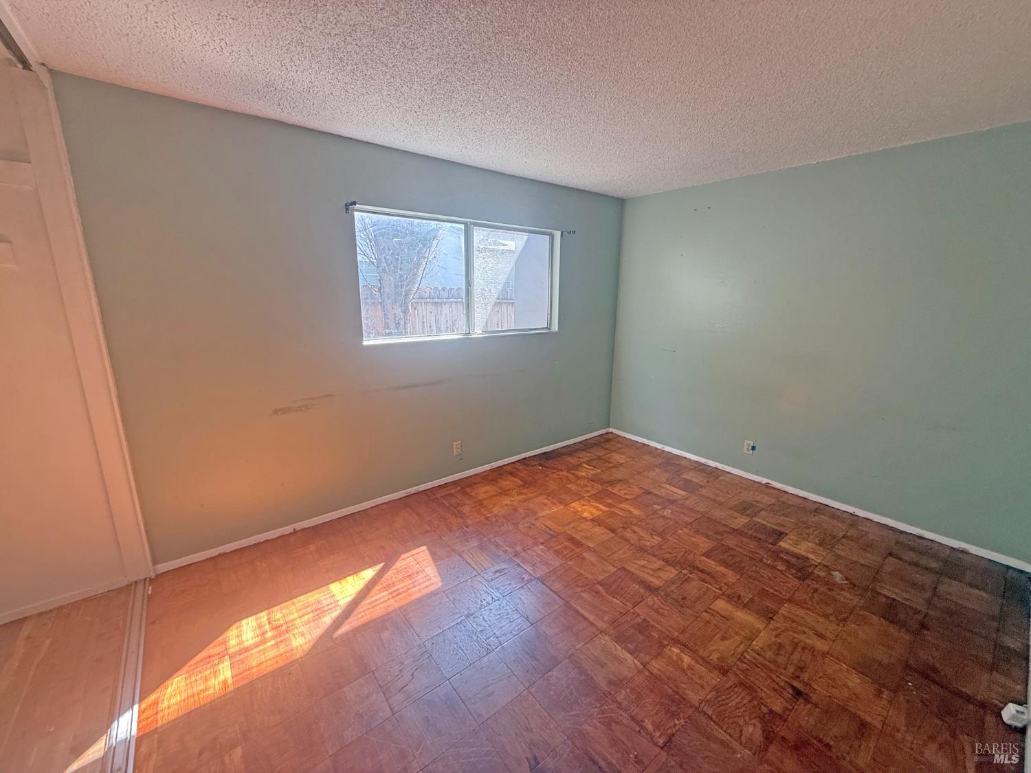 806 Finch Way Fairfield, CA 94533 - Photo 7 of 14 an empty room with a window