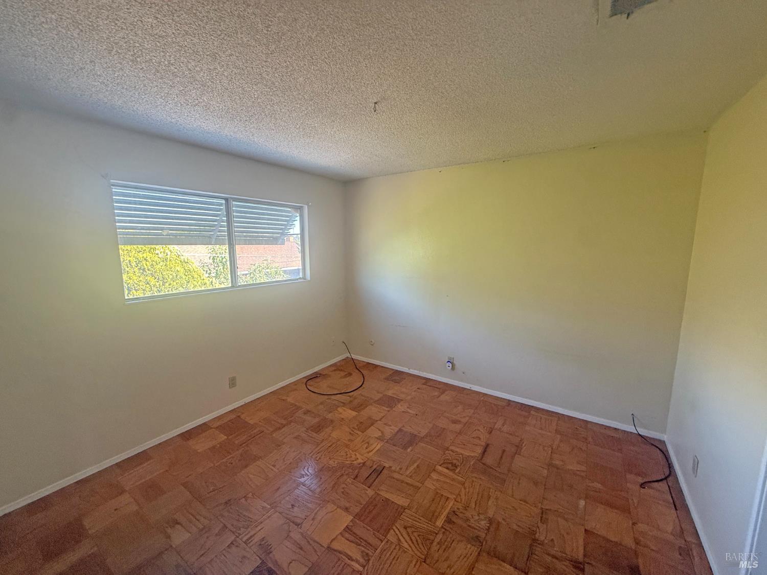 806 Finch Way Fairfield, CA 94533 - Photo 9 of 14 an empty room with a window