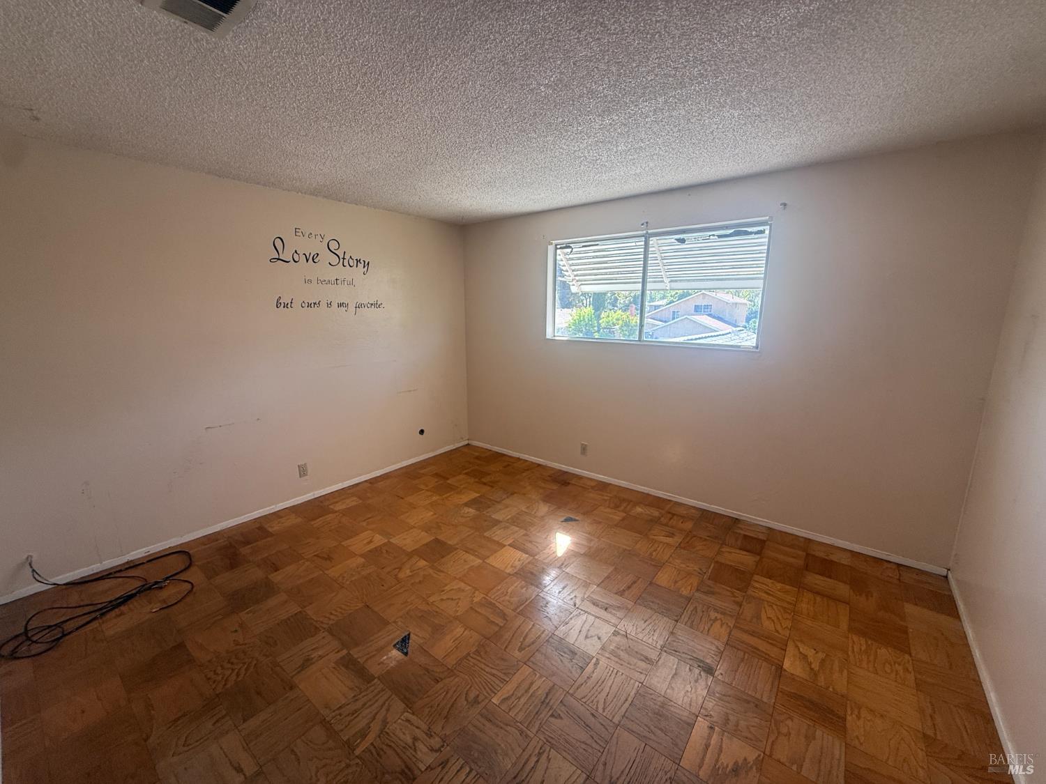 806 Finch Way Fairfield, CA 94533 - Photo 10 of 14 an empty room with a window