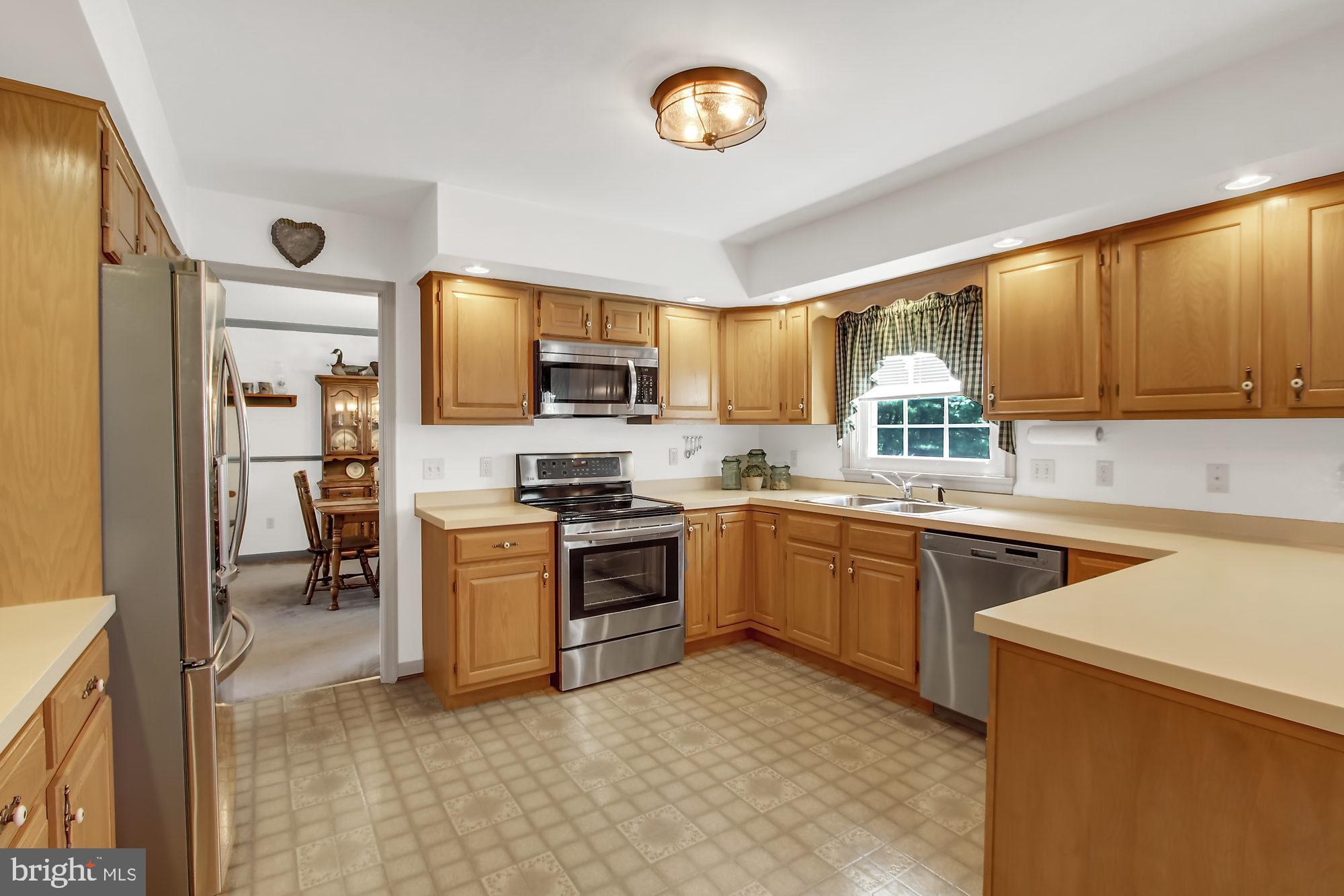 28 Stone Ridge Drive New Freedom, PA 17349 - Photo 9 of 26 Kitchen with oak cabinets and SS appliances