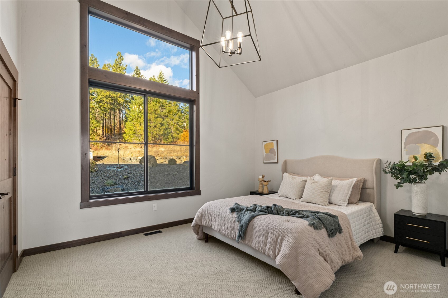 120 Owl Ridge Drive Cle Elum, WA 98922 - Photo 20 of 34 a bedroom with a large bed and a window