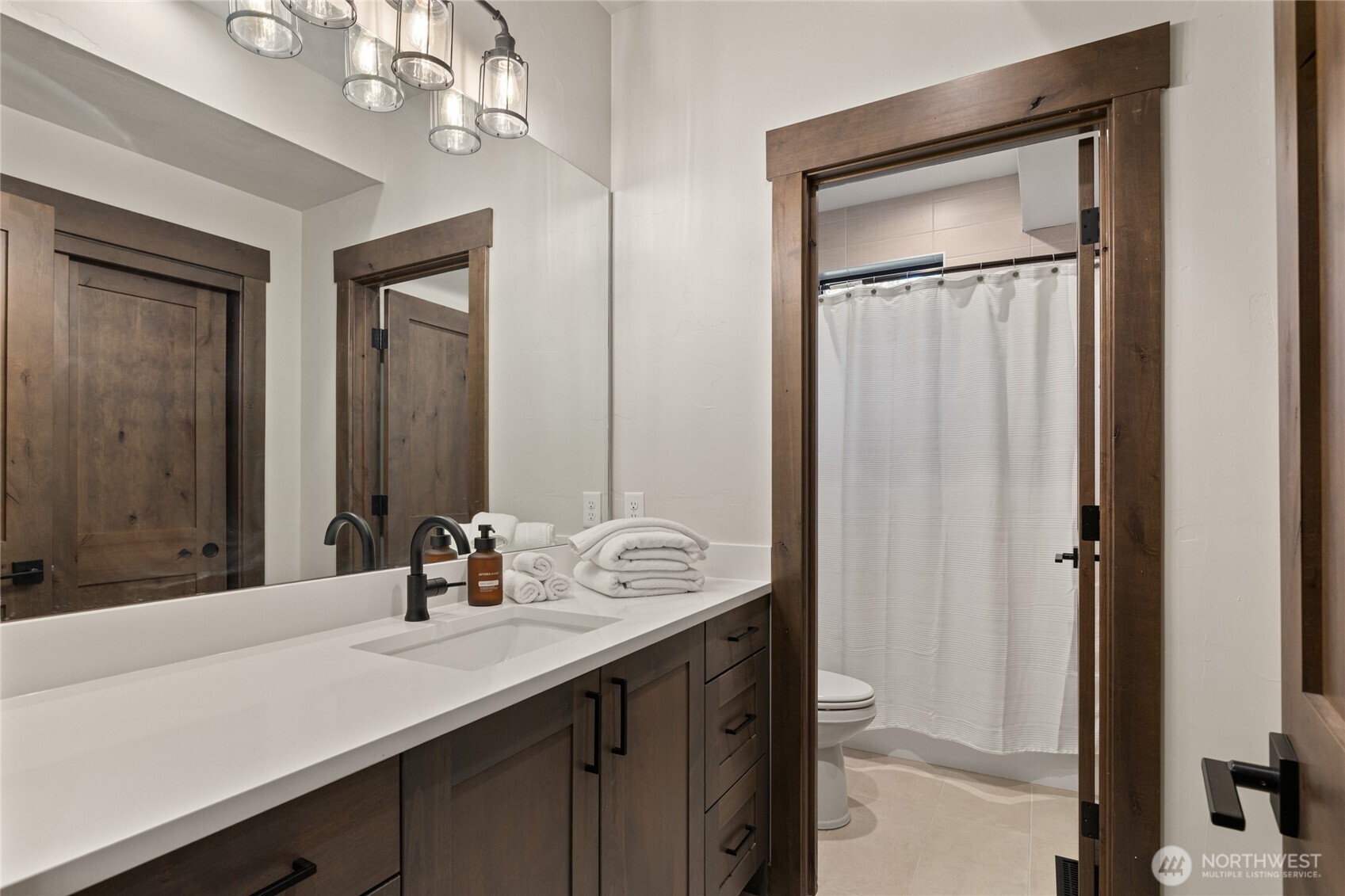 120 Owl Ridge Drive Cle Elum, WA 98922 - Photo 21 of 34 a bathroom with a sink a vanity and a mirror