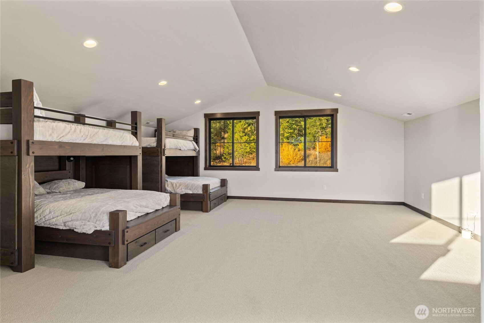 120 Owl Ridge Drive Cle Elum, WA 98922 - Photo 25 of 34 a spacious bedroom with a bed and two windows