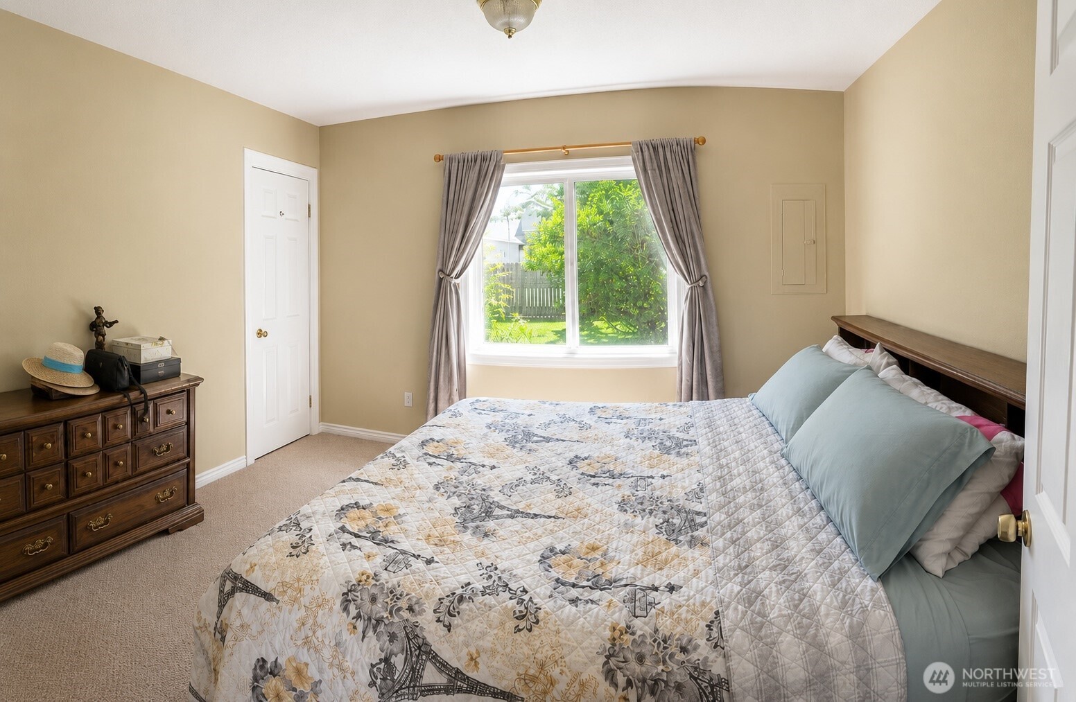 902 Harding Road Aberdeen, WA 98520 - Photo 6 of 18 a bedroom with a bed and a window