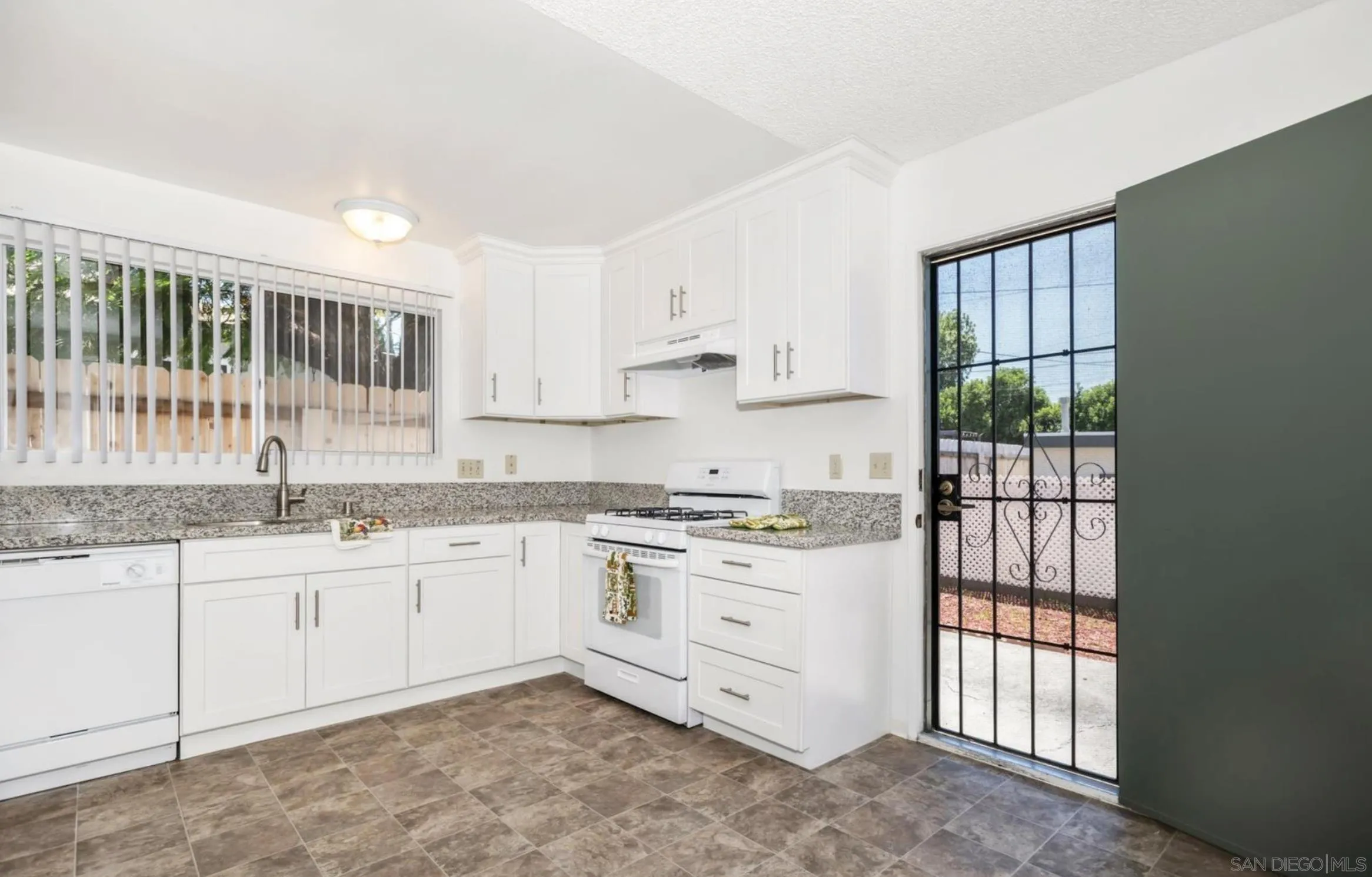 426 Sacramento Avenue Spring Valley, CA 91977 - Photo 12 of 21