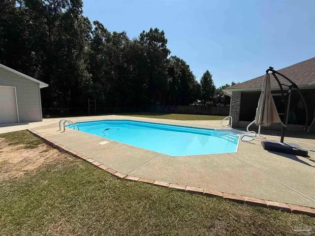 a view of a backyard