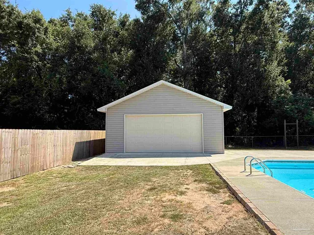 a view of a backyard