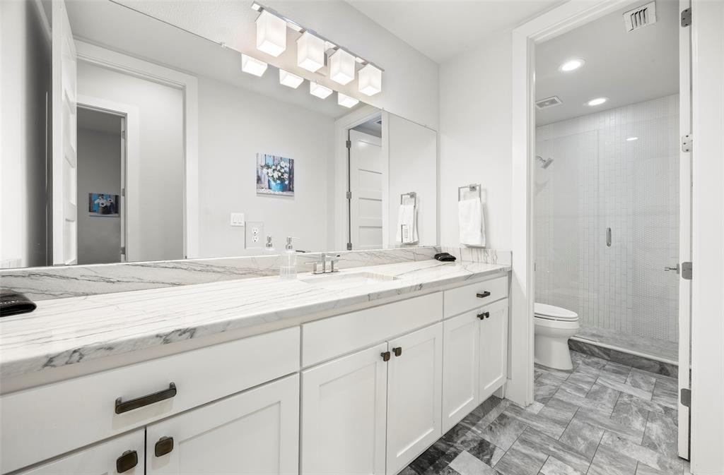 2009 North Prairie Avenue, Unit 2009 Dallas, TX 75204 - Photo 30 of 40 Hall bathroom between bedrooms 2 & 3