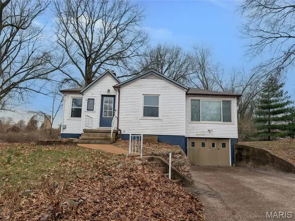 $99,950 | 3 Linda Vista Drive, Belleville, IL 62221
