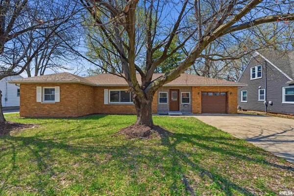 $129,900 | 2422 Court Street, Pekin, IL 61554