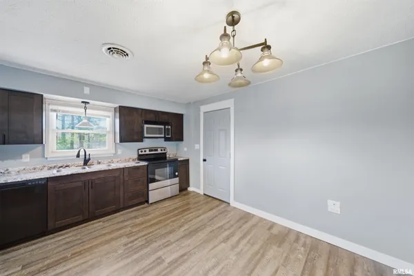 $129,900 | 2422 Court Street, Pekin, IL 61554