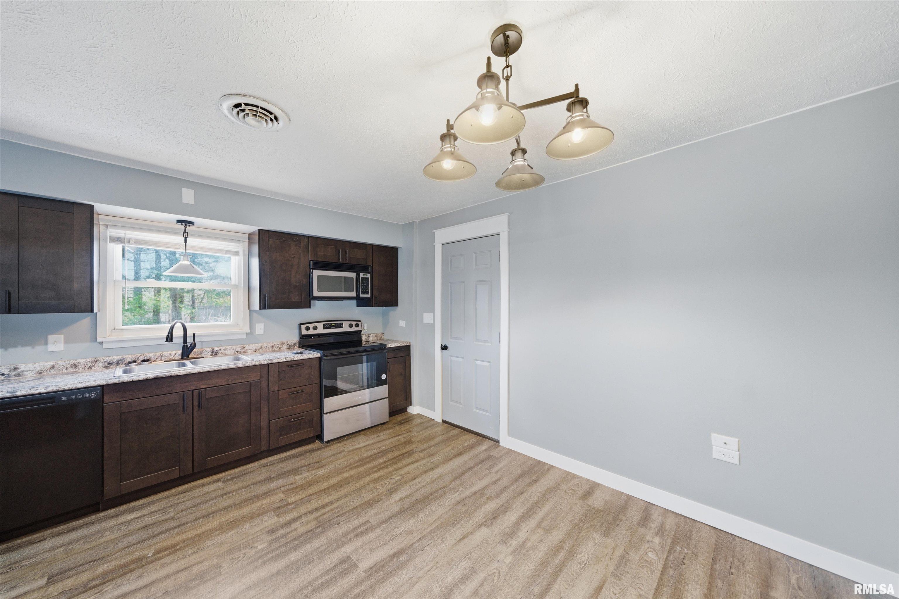 2422 Court Street Pekin, IL 61554 - Photo 12 of 34