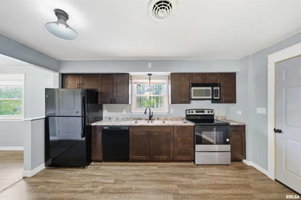 $129,900 | 2422 Court Street, Pekin, IL 61554