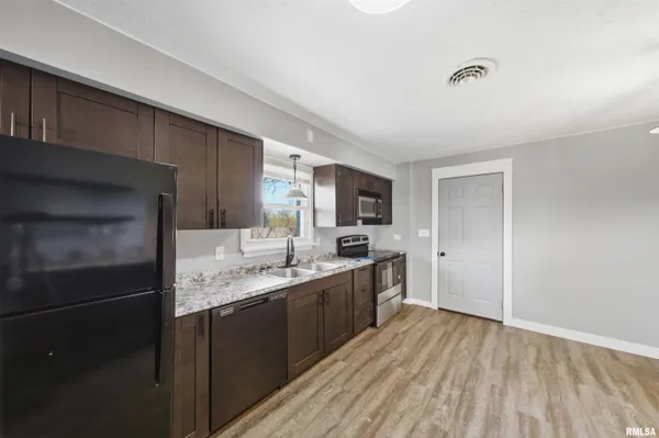 $129,900 | 2422 Court Street, Pekin, IL 61554