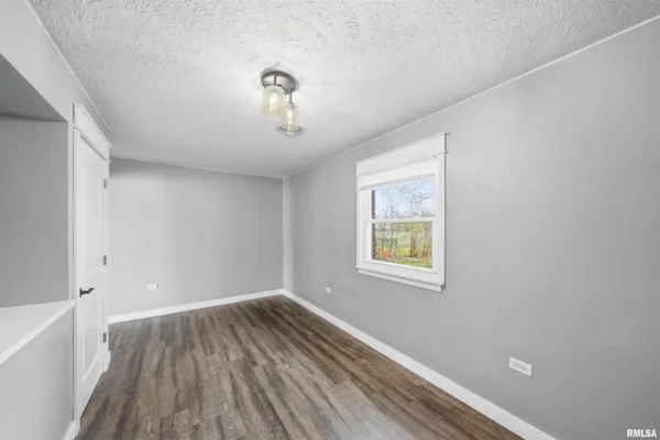 $129,900 | 2422 Court Street, Pekin, IL 61554