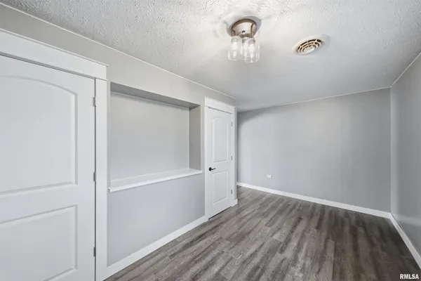 $129,900 | 2422 Court Street, Pekin, IL 61554