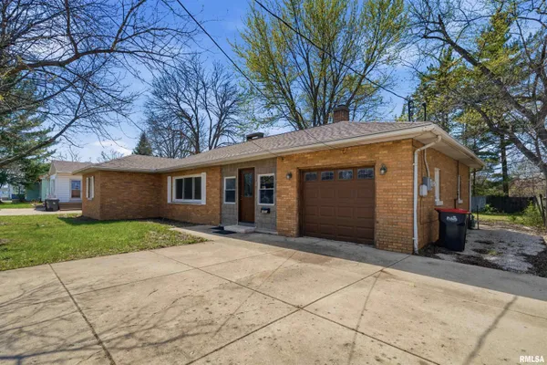 $129,900 | 2422 Court Street, Pekin, IL 61554