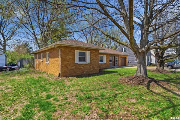 $129,900 | 2422 Court Street, Pekin, IL 61554