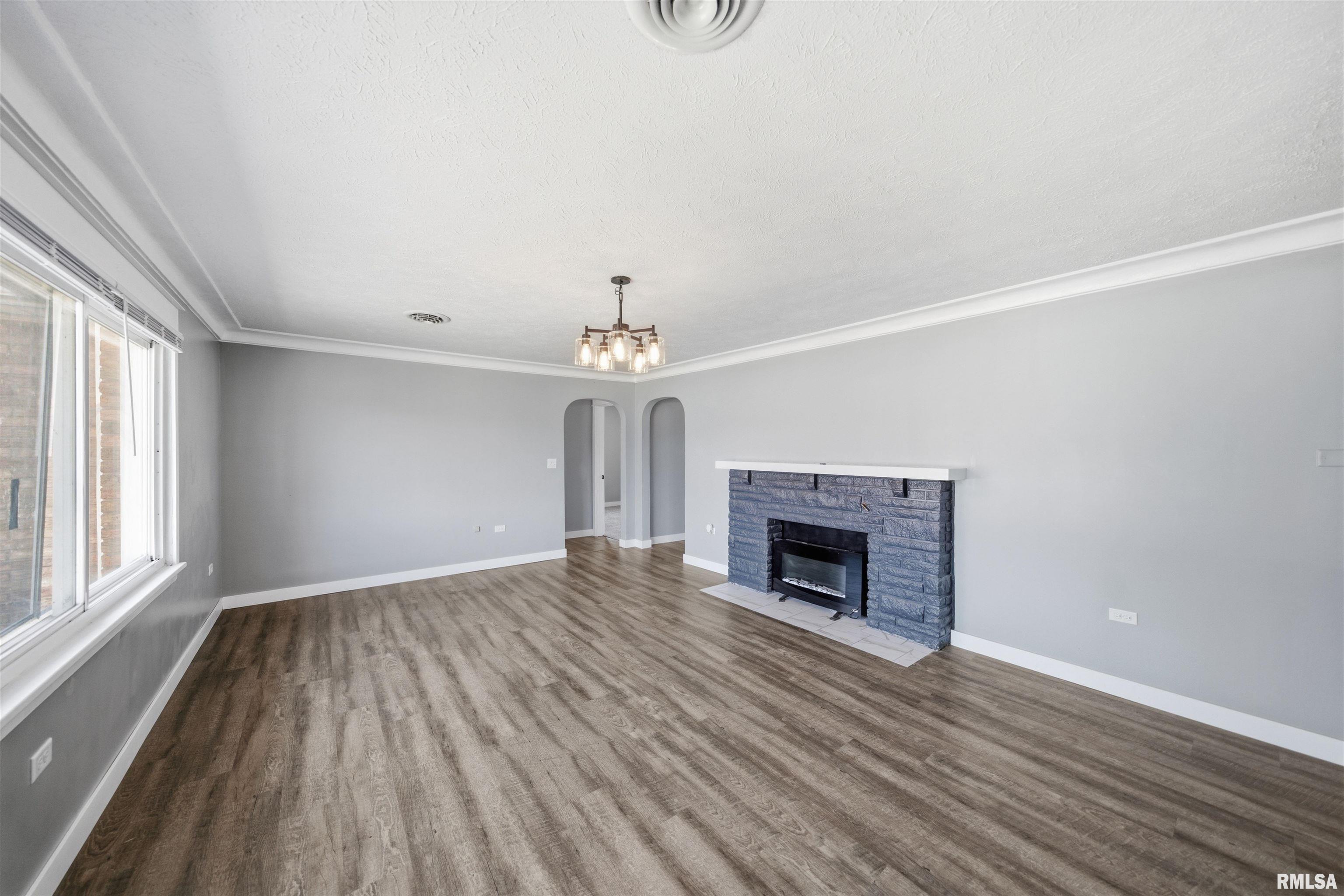 2422 Court Street Pekin, IL 61554 - Photo 4 of 34