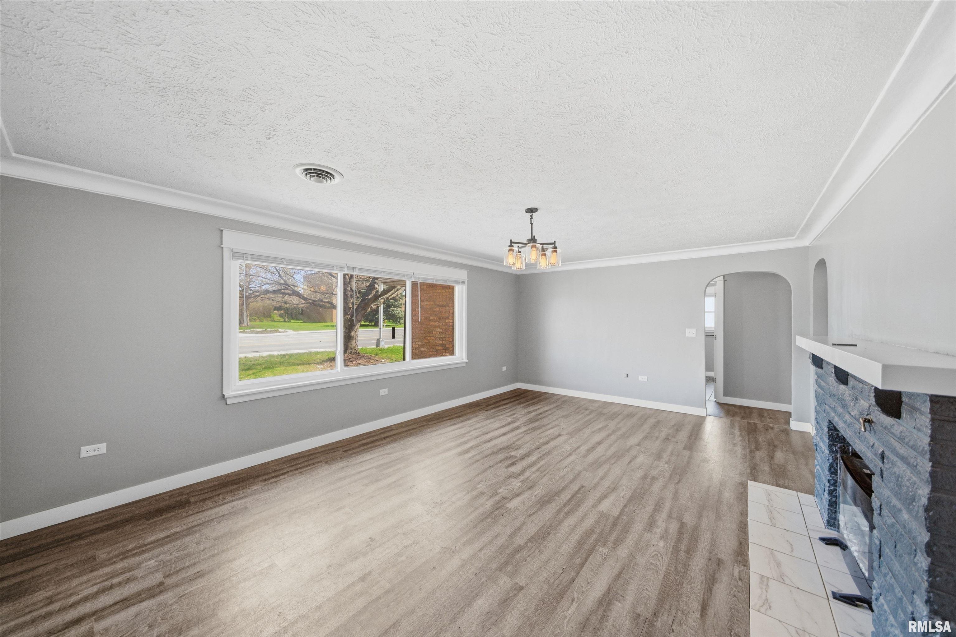 2422 Court Street Pekin, IL 61554 - Photo 9 of 34