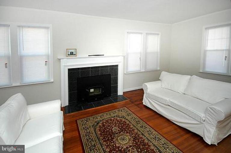 813 Bradhurst Road Baltimore, MD 21212 - Photo 6 of 13 Living Room