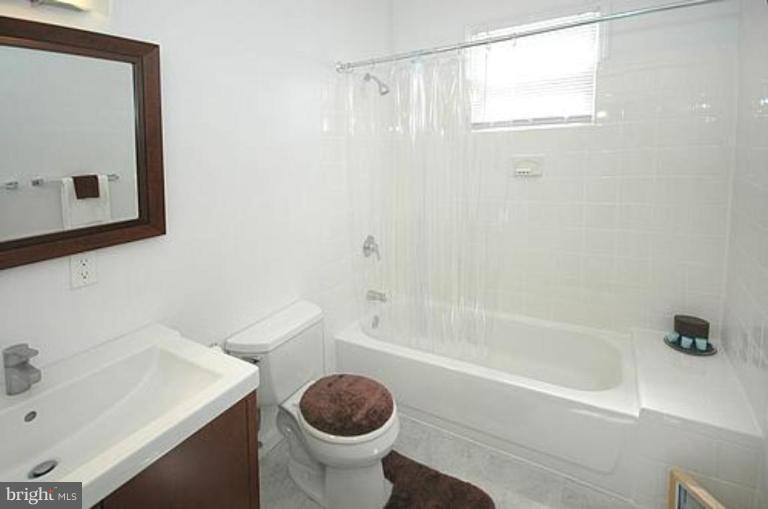 813 Bradhurst Road Baltimore, MD 21212 - Photo 9 of 13 Bath #1