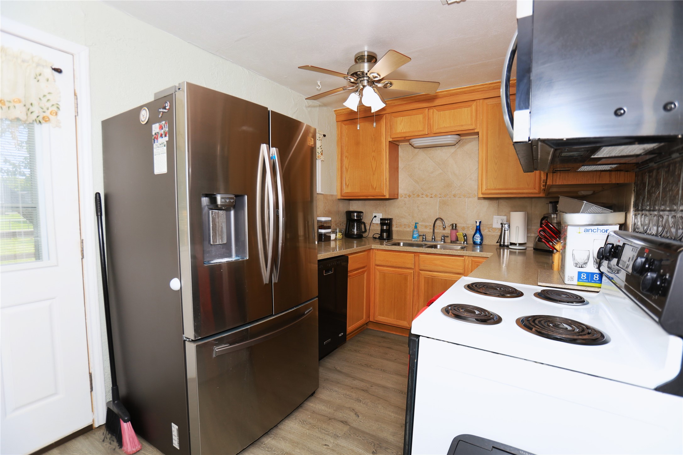 726 West 8th Street Freeport, TX 77541 - Photo 6 of 18 Kitchen – Well-appointed kitchen featuring wood cabinetry, tile backsplash