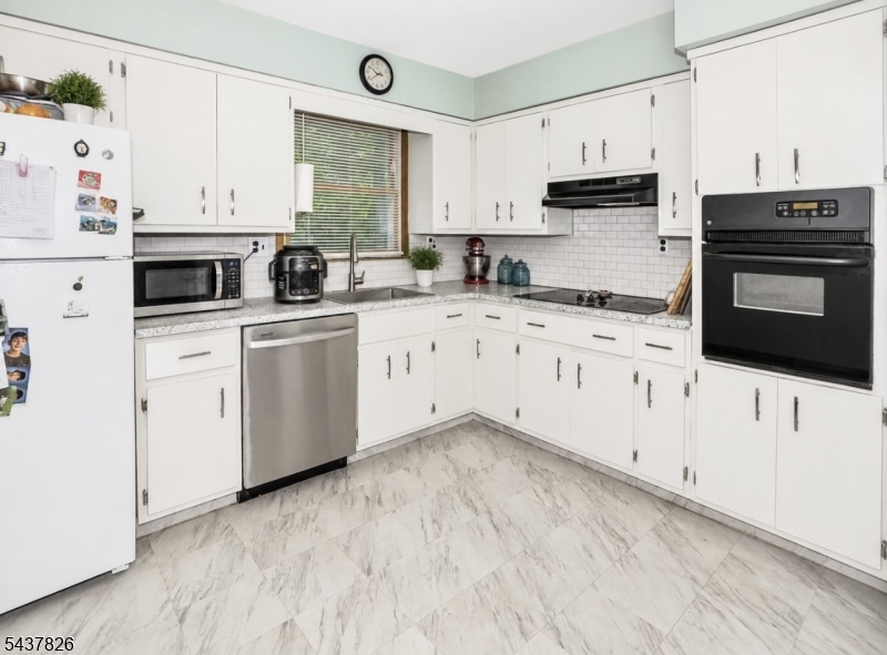 9 Stoneybrook Lane Oak Ridge, NJ 07438 - Photo 2 of 14