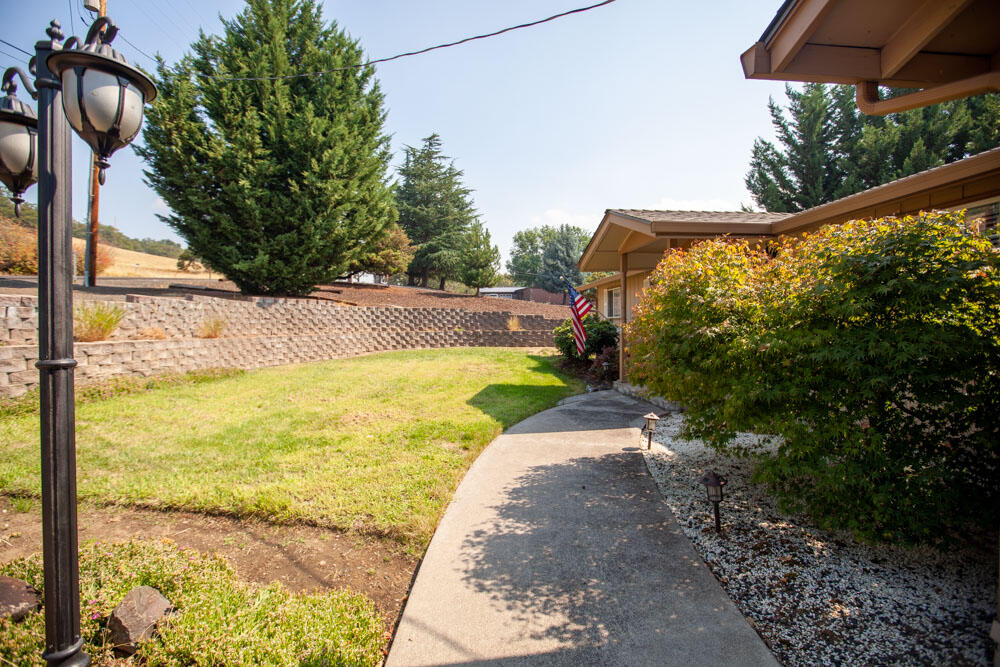 1834 Coker Butte Road Medford, OR 97504 - Photo 8 of 15 Front yard
