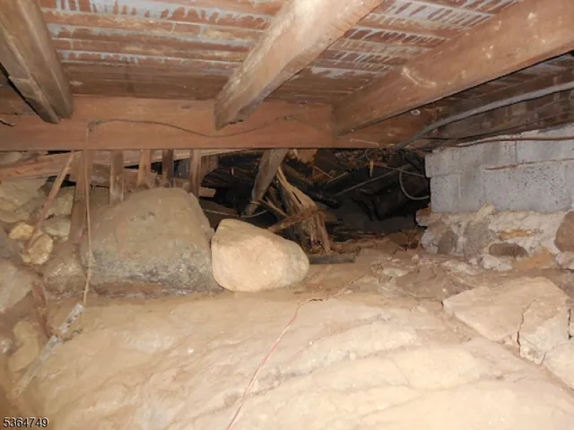 a view of a garage with wooden roof